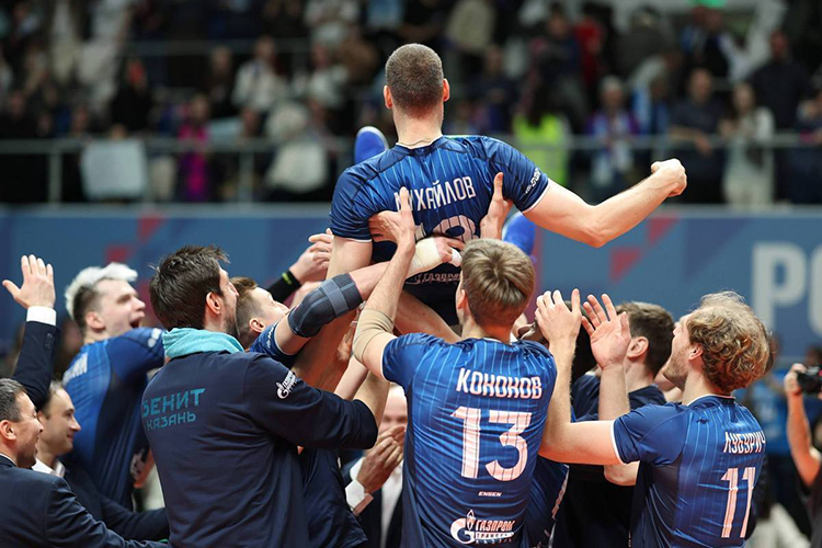 Волейболисты казанского «Зенита» на своей площадке со счётом 3:0 обыграли петербургский «Зенит» в матче лидеров чемпионата России