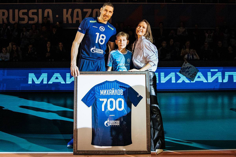 Максим вышел на церемонию вместе с супругой Анастасией и сыном Никитой