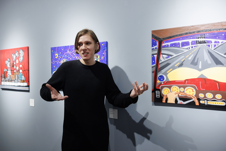 Картины Кудряшова населены не античными героями и не библейскими персонажами, а колоритными типажами из соцсетей и с городских окраин, мемами и острыми социальными явлениями