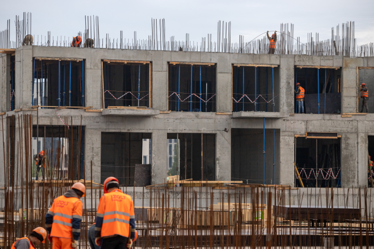 Сегодня, по данным «Дом.РФ», на разных этапах строительства в Казани 691 тыс. кв. м жилья бизнес-класса со сдачей в 2026–2030 годах