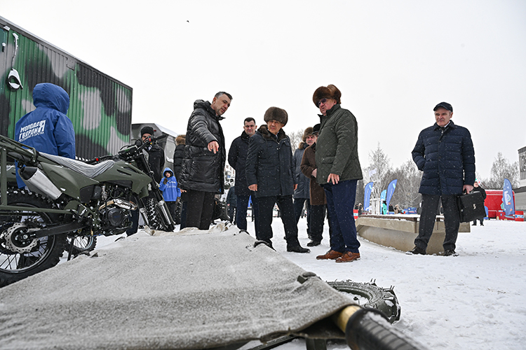 Минниханов поучаствовал в отправке 22 т гуманитарного груза в подшефные регионы &mdash; автомобили «Нива», мотоциклы, строительные материалы, генераторы, бензопилы и отопительные печи