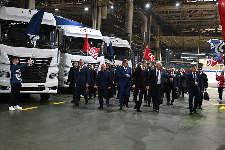  Аппаратное совещание Наиль Магдеев начал с прошедшего 50-летнего юбилея со дня выпуска первого «КАМАЗа» 