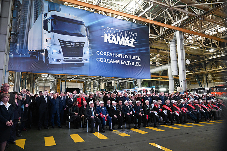  Возвращаясь к празднованиям на КАМАЗе, Магдеев отметил, что юбилей &mdash; это не только «грамоты, награды, фанфары, слова благодарности», но еще и дальнейшее развитие автогиганта 