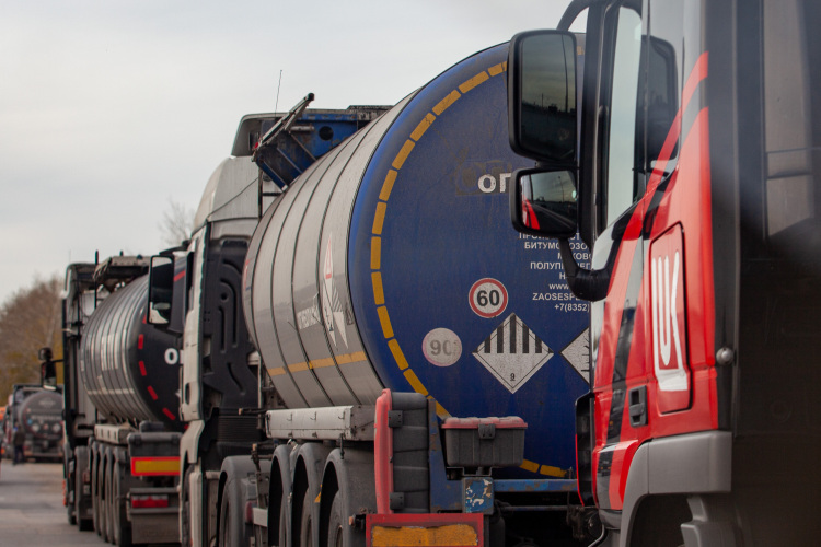 До того как Великобритания «выкатила» санкционный список, газета Financial Times писала, что в ходе расследования нашла сеть из 48 формально независимых компаний, которые совместно переправили подсанкционную российскую нефть на сумму не менее $90 миллиардов