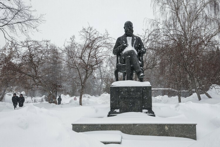 «Падает снег, горят огни &mdash; это красиво»