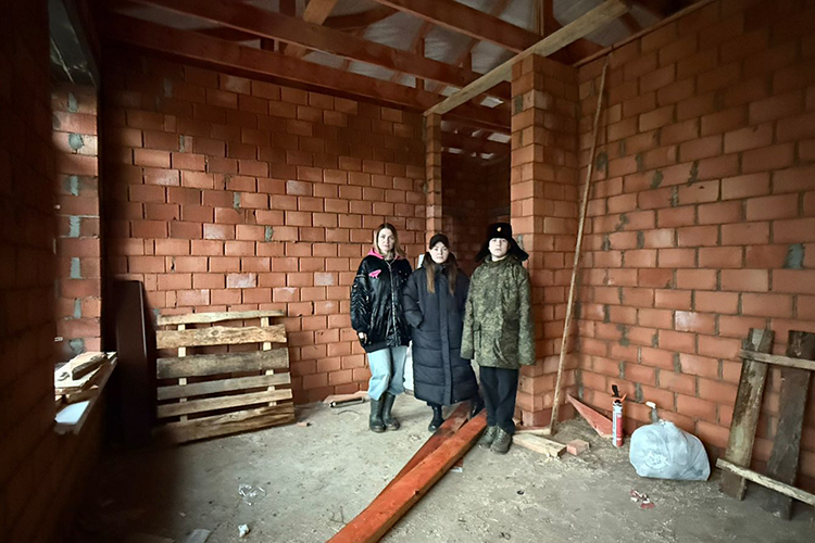  Для постройки дома Максимова взяла еще один кредит и один кредит взяла мама, плюс заняли денег у друзей. Больше пока неоткуда взять, жить в доме невозможно 