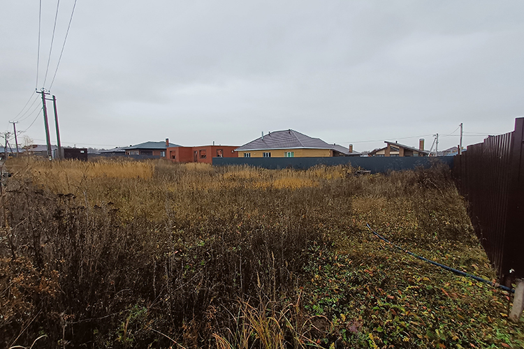  Своими силами построить дом Урусовы не могут, на участке &mdash; голое поле 