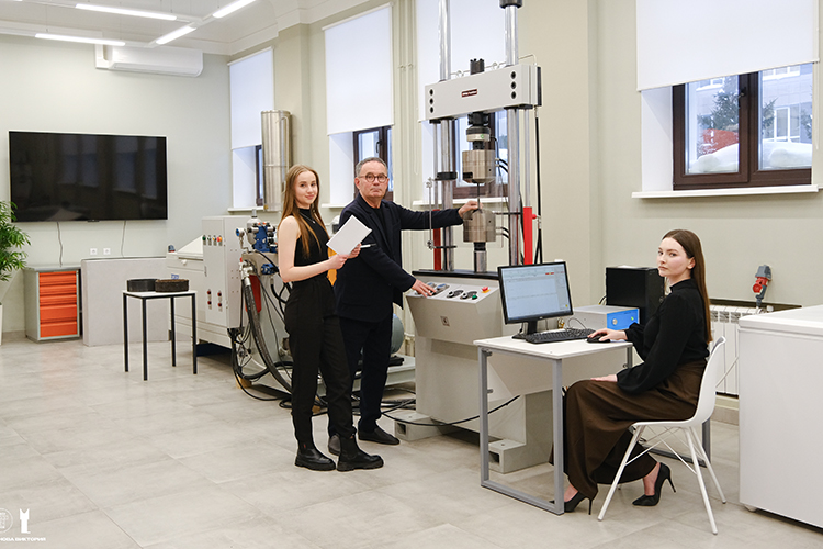 «На основе выработанной методологии по заданию различных предприятий разработаны более 30-ти методик, в том числе государственные стандарты и стандарт организации, а также аппаратурное обеспечение по ускоренной оценке надежности и долговечности различных материалов и конструкций»