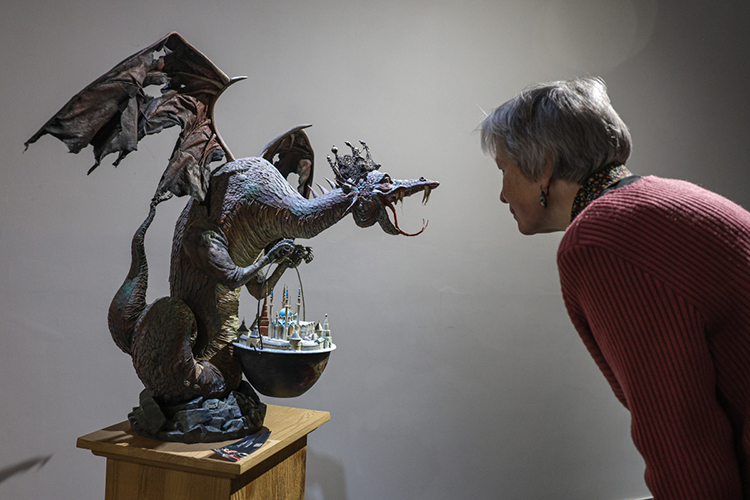 Смотреть на мир через призму гротеска &mdash; все равно что разглядывать окружающее сквозь увеличительное стекло, искажающее реальные пропорции