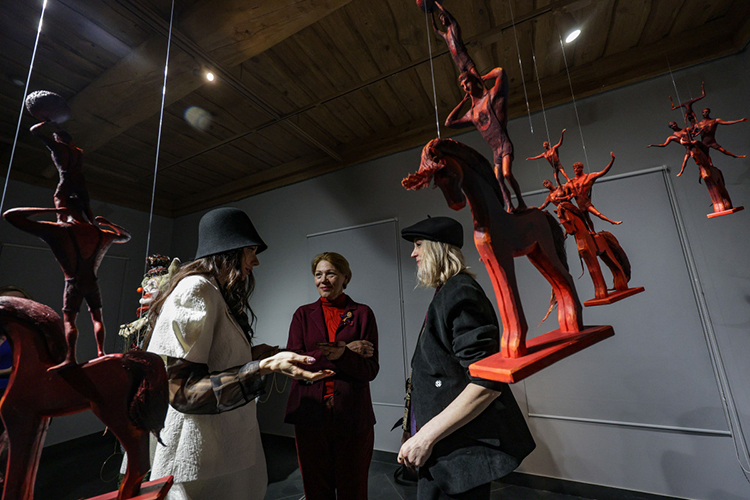 Особая миссия галереи &mdash; просветительская. «Дом Art» плотно работает со школами, училищами, интернатами для особенных детей, и для этих категорий вход на все мероприятия бесплатный