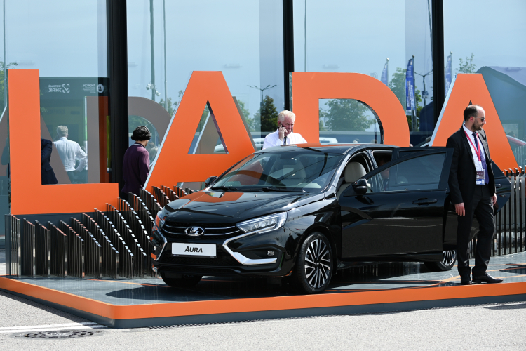 Одна из новинок на татарстанских дорогах &mdash; LADA Aura, которую стали собирать ровно год назад. В республике за 2025-й было поставлено на учет 138 таких автомобилей