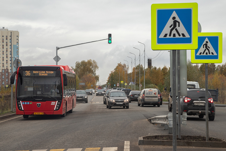 «Давка в утренние и вечерние часы в автобусах маршрутов №36 и 62 &mdash; это уже общее явление. В 36-м тесно, но он хотя бы чаще ходит, а 62-й &mdash; довольно редко»