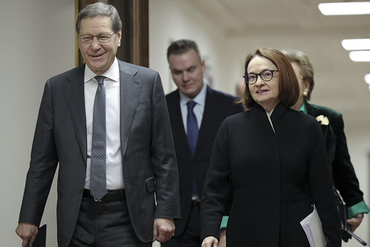 Мишустин не давал в обиду главу ЦБ Эльвиру Набиуллину. «Мы вчера у президента с многими членами правительства, с участием Эльвиры Сахипзадовны обсуждали очень большое количество подходов», &mdash; отметил премьер. Найдено ли решение, он не уточнил