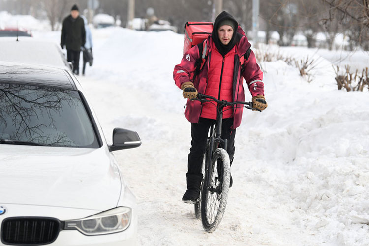 Ильсур Метшин поручил к весне проработать ограничения для курьеров, то и дело попадающих в ДТП
