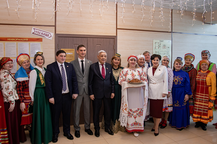 Встречали гостей женщины в национальных костюмах татарскими песнями и с караваем и баурсаком в руках