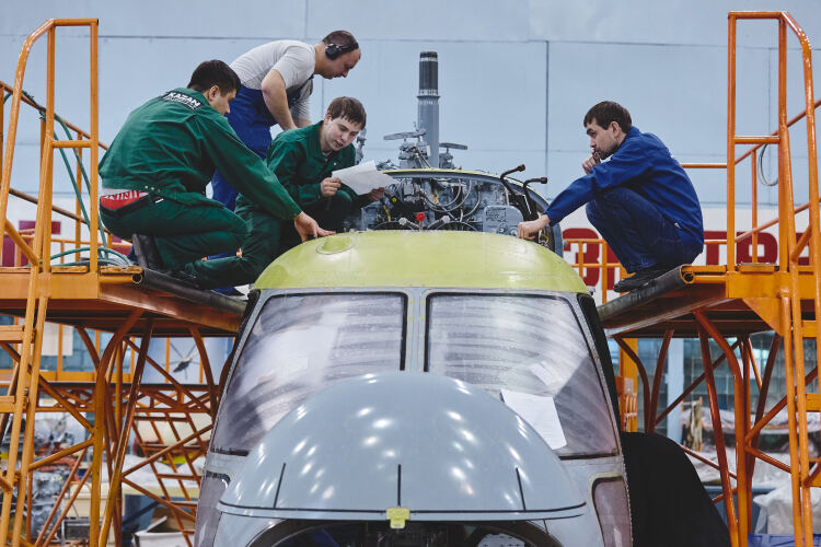 2025 год КВЗ, по данным источников издания, закончил примерно на уровне 2024-го. Выручка составила порядка 58,4 млрд рублей