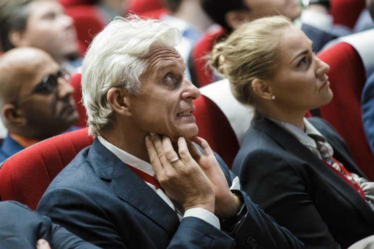 Потанин вспоминает, что не знал Тинькова* лично и предложил созвониться. «Предложил сделать видеозвонок, хотя бы для того, чтобы высказать свое уважение человеку, который создал хороший бизнес»