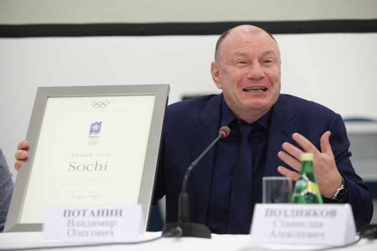 «До меня не так просто добраться, чтобы предложить мне что-то купить, вложить и так далее. Я все-таки ищу тех, кто уже как-то себя проявил, в чем-то состоялся, и пытаюсь понять, это мое или не мое»