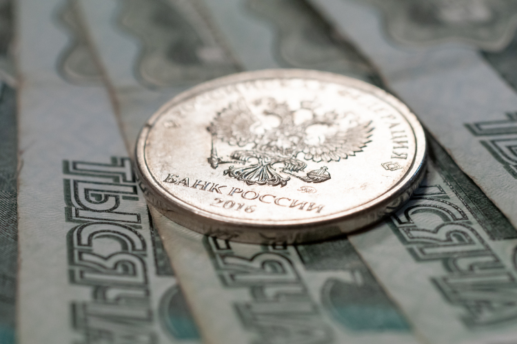 «Приток валюты в страну все-таки меньше, чем отток. Это поддерживает рубль. Но, конечно, при дальнейшем падении цены на нефть такая база крепости рубля будет уходить»