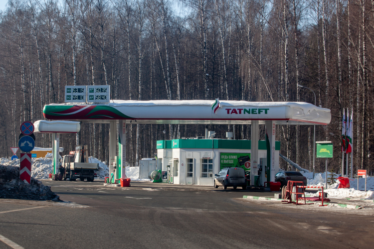 «Татнефть» выпускает более 150 видов продукции, включая экологичное топливо высшего класса. Автозаправки трансформируются в мультиэнергетические хабы с цифровыми сервисами, высоким уровнем обслуживания и интеграцией стандарта халяль, отметил Мамин