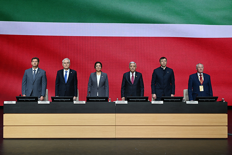 В числе гостей, приехавших в общественный центр «Алмет», также были глава минземимещества РТ Фаниль Аглиуллин, первый заместитель гендиректора «Татнефти» Рустам Халимов и гендиректор нефтесервисного холдинга «ТаграС» Ленар Назипов