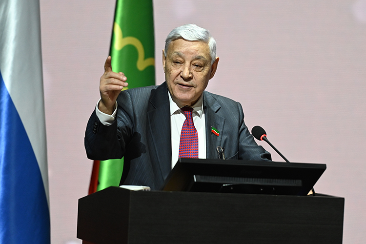 Особое место в своем докладе Мухаметшин, ранее сам работавший в «Альметнефти», уделил нефтяной отрасли. А она сейчас тоже испытывает сложности