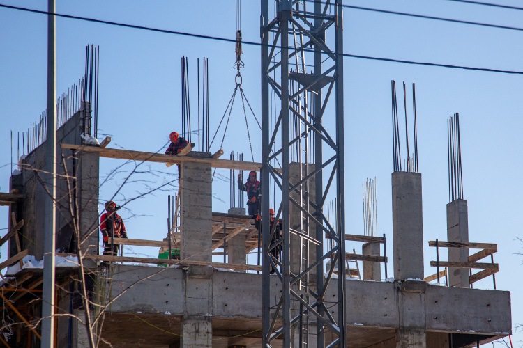 Застройщик «Самолет» обратился к правительству за льготным кредитом в 50 млрд руб., однако кабмин не увидел необходимости предоставить прямую субсидию &mdash; финансовое положение компании не критическое, она справляется с большей частью своих кредитов