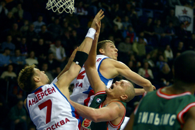 «Человек с рыбьей фамилией тонет &mdash; забавно» (на фото &mdash; Каспарс Камбала)