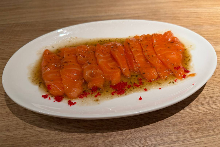 Крудо из лосося отличное: 9 щедрых слайсов свежей нежной красной рыбы