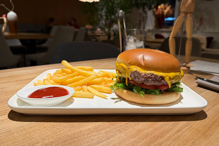 В бургере все‑таки есть технический минимум: котлета должна быть желательно не такой сухой и ближе к нижней булке, а не приклеена сыром к верхней