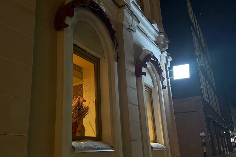 Здание находится на углу Гоголя и Карла Маркса &mdash; раньше, как рассказывал Хамидуллин, тут было «намоленное» кафе художников