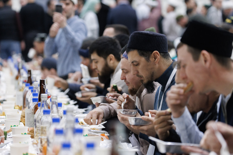 «Обычно после захода солнца мусульмане начинают разговляться водой или финиками, после чего совершают закатный ахшам-намаз. В мечетях данный ритуал, как правило, проводится в полном соответствии с традицией»