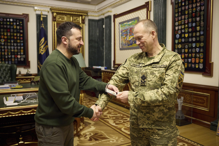 «Сырский говорит, что текущая ситуация &mdash; «чрезвычайно трудный период для [его] государства, для [его] народа&hellip; Период невероятной борьбы [вооруженных сил] перед лицом самой большой, самой мощной армии в Европе и войны, которая превосходит все мыслимые и немыслимые масштабы»