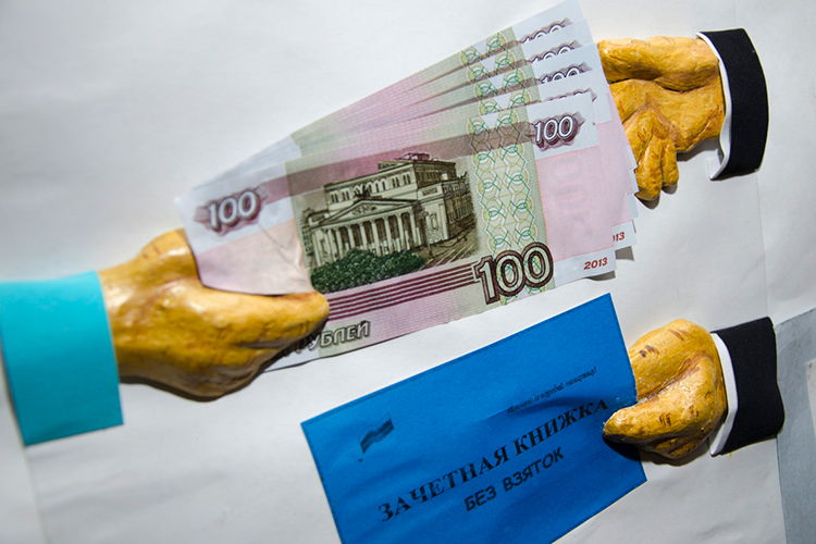 Эпизод посредничества во взятке, который предъявляют только Иванову, датируется 2018 годом. По версии следствия, он, тогда еще будучи преподавателем кафедры «машины и оборудования в агробизнесе», получил от студента по фамилии Авдеев 30 тыс. рублей. Взамен, мол, обещал закрыть тому сессию