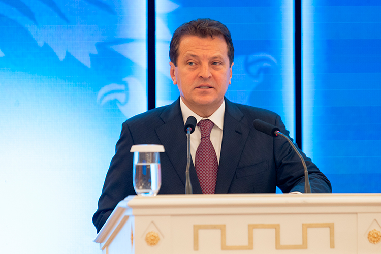 «Впервые хочу сказать это с трибуны: каждый пятый казанский выпускник заканчивает школу с медалью!» &mdash; с гордостью докладывал градоначальник