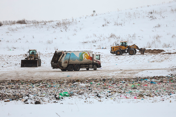 Ежедневно казанцы выбрасывают 1,6 тыс. тонн ТКО. Мощностей мусорного полигона хватит, по словам мэра, максимум на пару лет