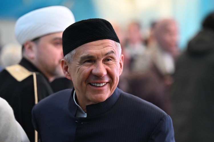 По информации источников «БИЗНЕС Online», раис Татарстана Рустам Минниханов и мэр Казани Ильсур Метшин проведут свои авыз ачу в разные дни в мечети «Ярдэм»