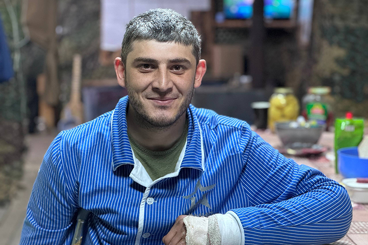 Это уроженец Дагестана Магомед Нурмухаметов, который много лет назад переехал в Москву, откуда и ушел в «Алгу»