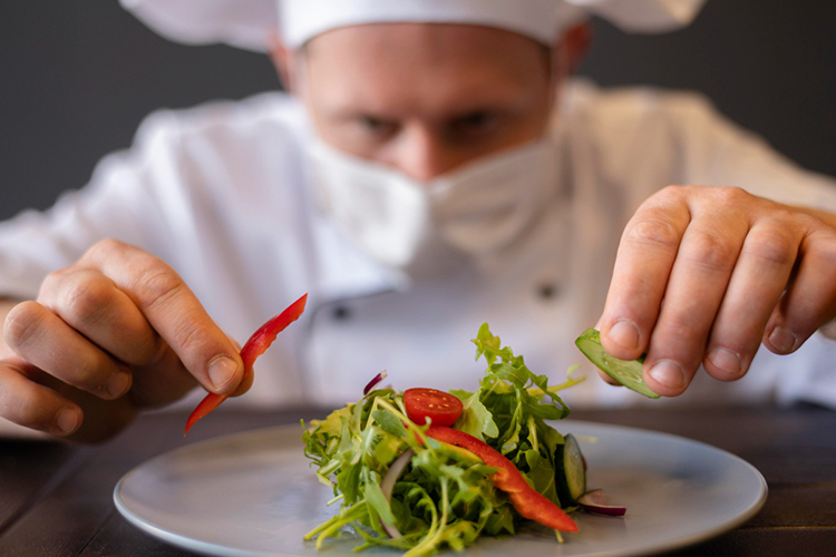 Рестораторы сетуют, что новых звезд на поварском небосклоне не зажигается, шеф-повара пеняют на владельцев заведений за то, что те даже не дают общаться с коллегами, не то чтобы развиваться и оттачивать свое мастерство