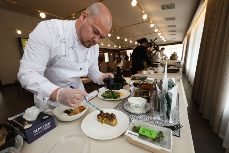 Рахимов не только ас высокой кулинарии. Он помогает активно взращивать кадры &mdash; работал в жюри на студенческих конкурсах, сотрудничал с Казанским инновационным университетом