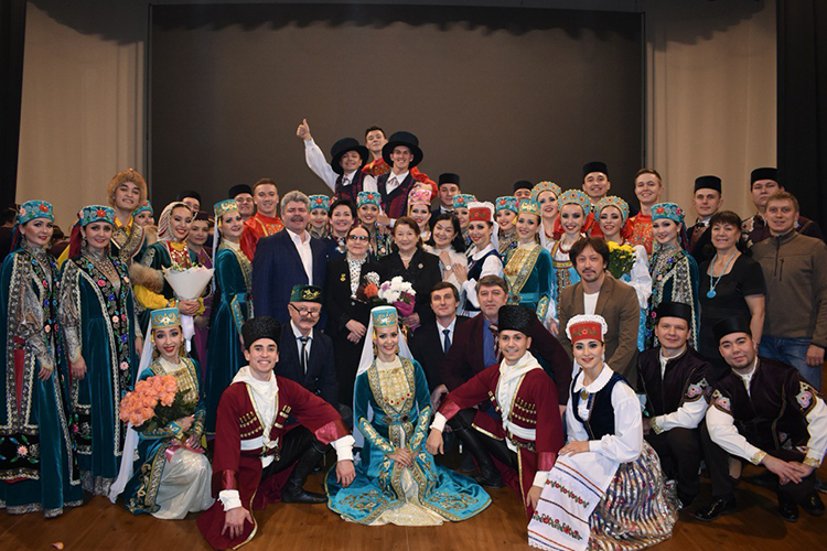 «Мы привыкли больше делать, чем говорить. Да и времени на разговоры нет. У нас каждый год премьеры»