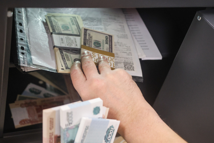 Может показаться, что банки должны безоговорочно отвечать за то, что у них хранится, и за безопасность содержимого ячеек, но не все так просто