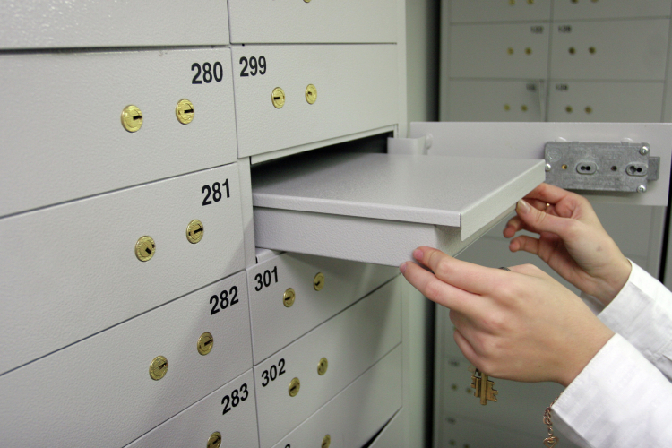 «Для большей надежности сбережений решила использовать банковскую ячейку. Была уверена, что там и муха не пролетит, так как служба безопасности постоянно контролировала это помещение»