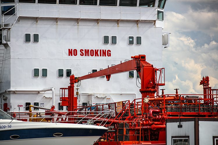 «Агентство Reuters описывает, что ряд трейдеров и судовладельцев приостанавливал отгрузки через пролив, а также отмечает «скопление» судов у ключевых точек и изменение поведения танкеров с СПГ»