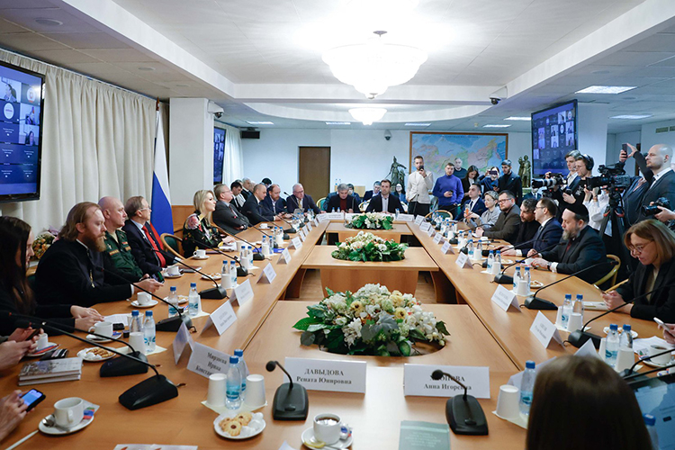 В Госдуме снова обсуждали, как бороться с деструктивным контентом и одновременно с этим укреплять в стране традиционные духовно-нравственные ценности