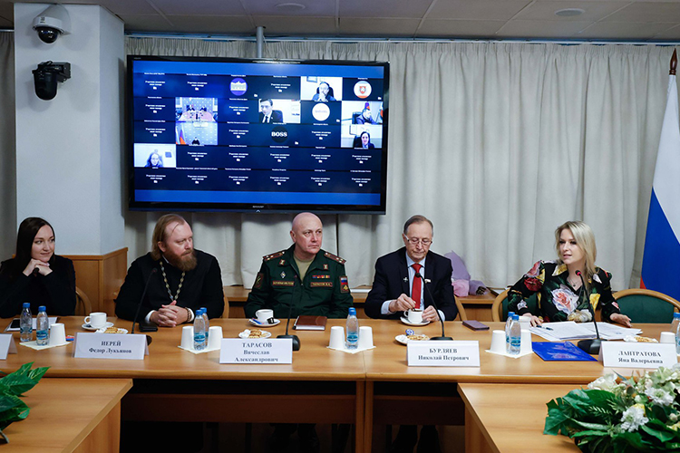 Николай Бурляев начал с признания: он человек прошлого века, но даже ему стало не по себе