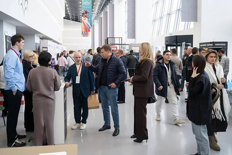 На первом этаже здания Казанского ипподрома в буквальном смысле яблоку негде было упасть