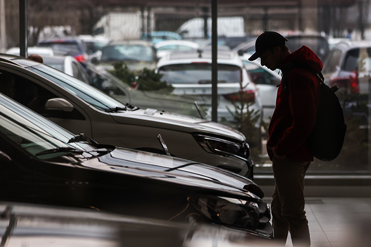 В 2025 году продажи на российском авторынке просели впервые за три года