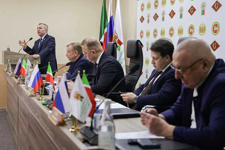 Анатолий Иванов вспомнил, что когда-то и сам на протяжении четырех лет работал в системе кооперации, поэтому знаком с ее проблемами изнутри