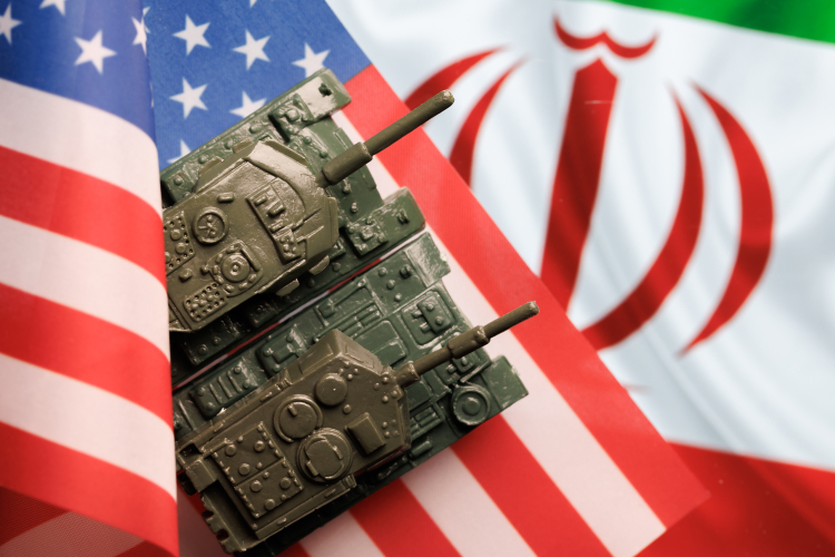 «Трамп сегодня рулит всем этим процессом, и разгребать любые внутренние трудности он будет уже потом. Их разгребание будет напрямую зависеть от того, чем данный конфликт завершится, какие результаты он сможет предъявить»